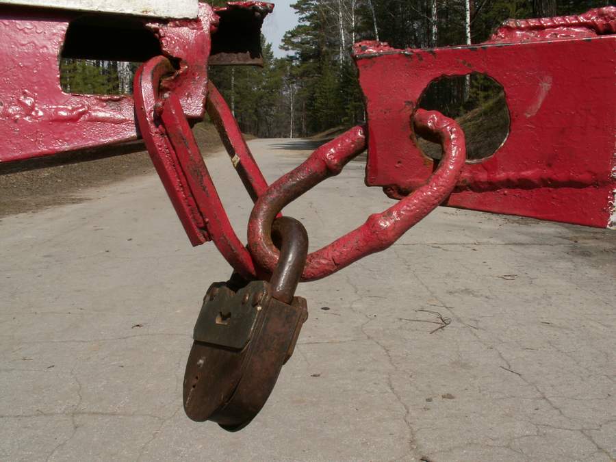 Астраханец, задолжавший за посещение детсада своими детьми, не смог совершить рейс в Казахстан