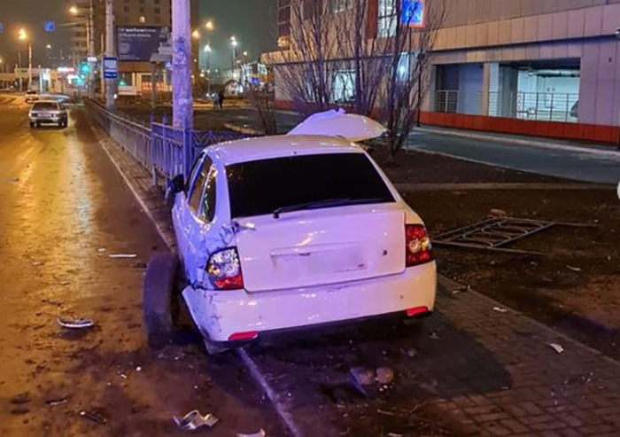 Пьяный астраханец, пытаясь уйти от преследования, снес дорожное ограждение 