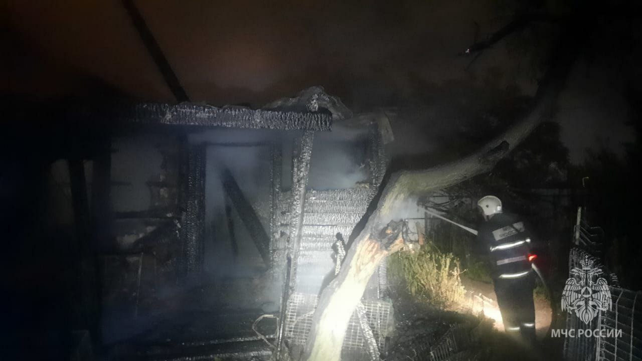 В Трусовском районе Астрахани ночью неизвестные устроили поджог