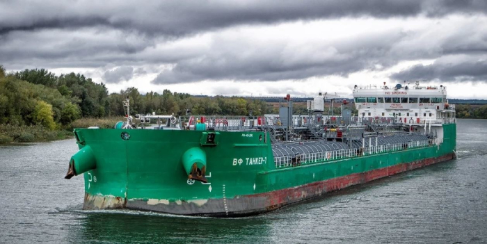 Танкер с моряками, застрявший пять дней назад под Астраханью, сняли с мели