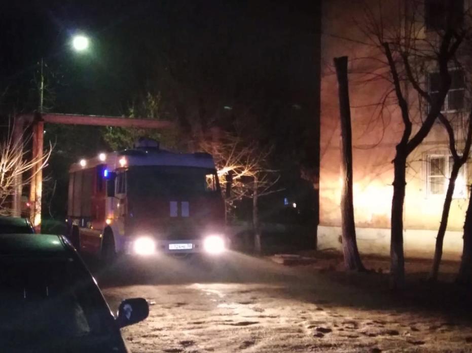 Двое 80-летних пенсионеров чуть не сгорели из-за окурка