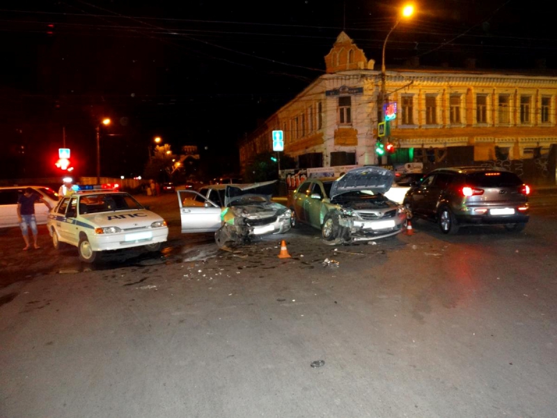 В Астрахани в лобовом столкновении автомобилей пострадал один из пассажиров 
