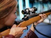 СОТРУДНИКИ МЭРИИ БУДУТ СТРЕЛЯТЬ. Играть в футбол и теннис.