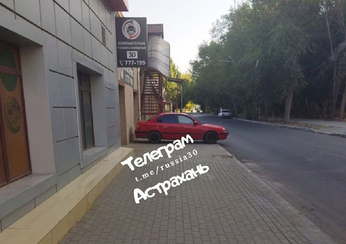 Откровенно наглый способ парковки авто сняли на фото в Астрахани