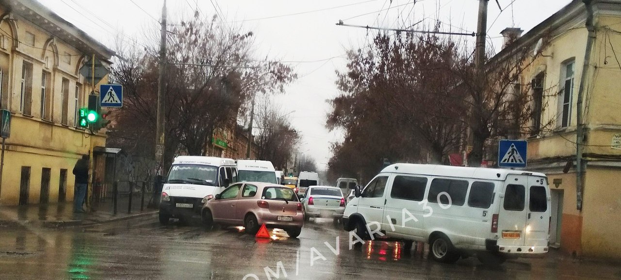 ДТП с розовой машинкой в центре Астрахани породило в соцсетях споры о сексизме