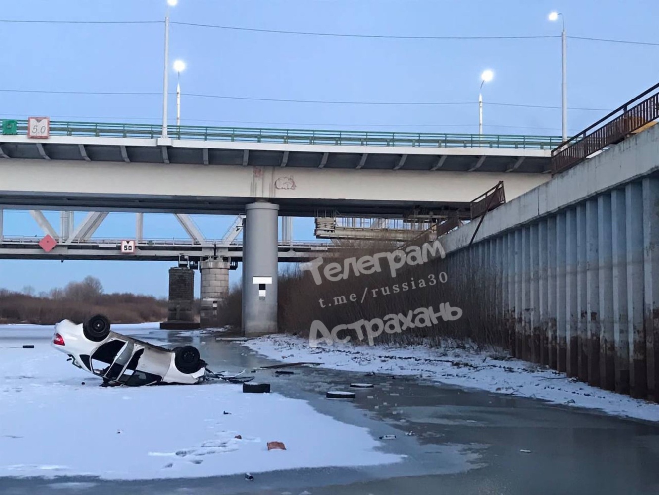 В Астрахани «Лада Гранта» упала с моста в реку