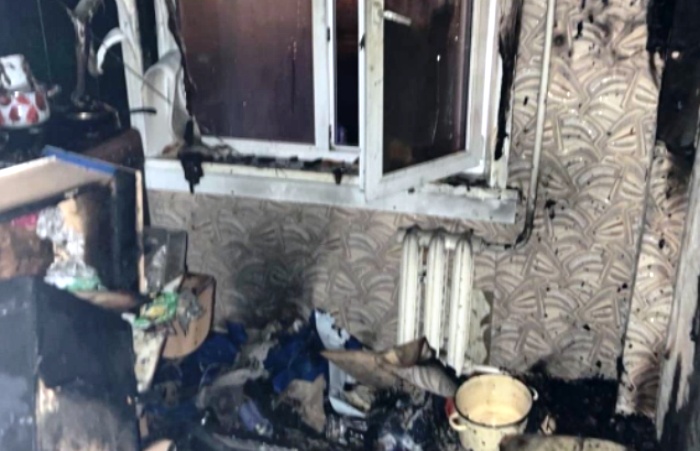 В Астрахани при пожаре квартиры в пятиэтажке пострадала пенсионерка