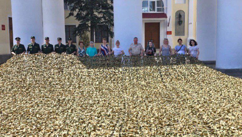Астраханцы сплели для  бойцов СВО маскировочную сеть рекордных размеров