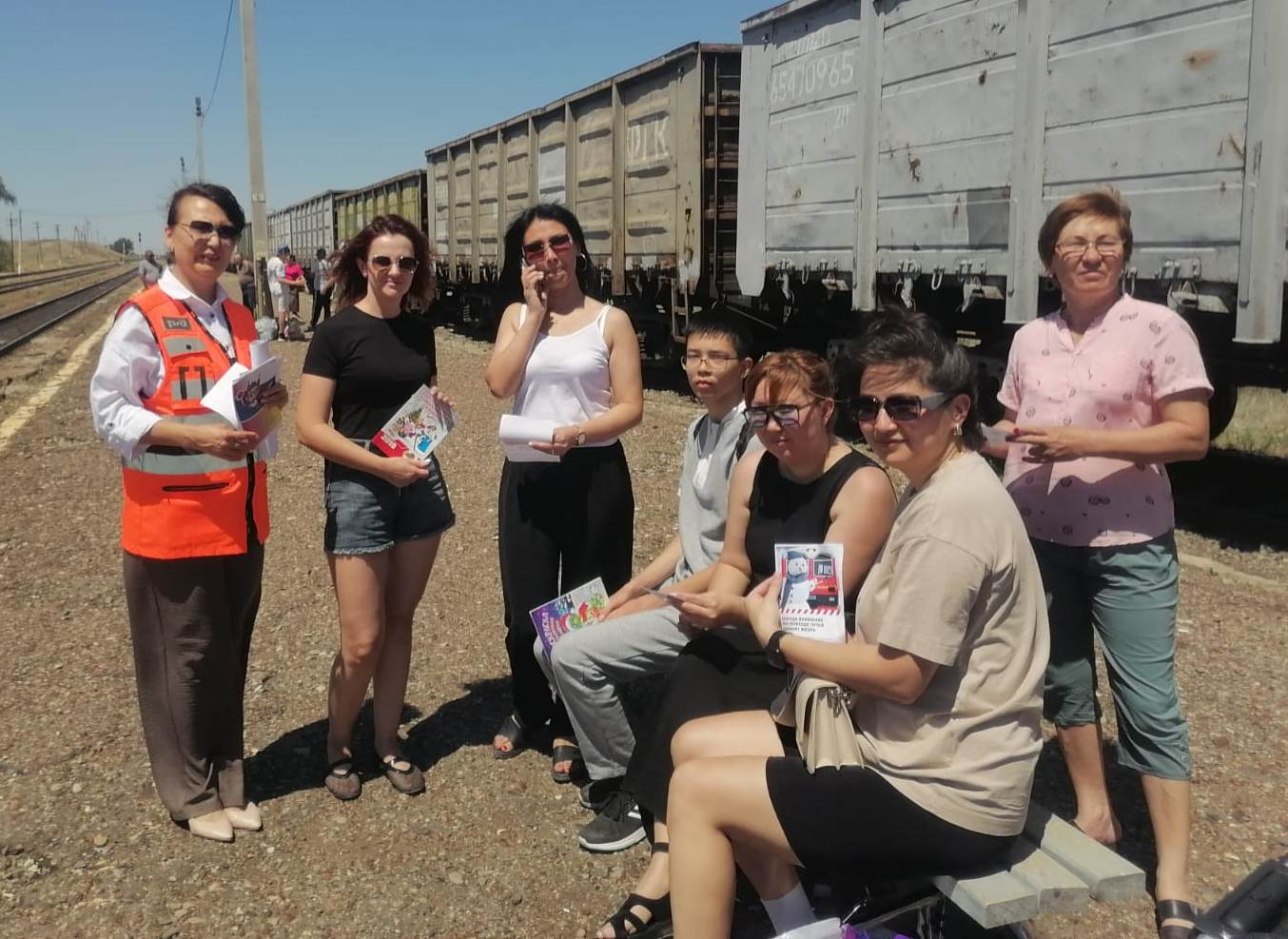 Жителям города Харабали напомнили о правилах безопасного перехода через железную дорогу