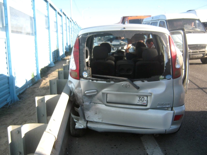 В Астрахани столкнулись две иномарки: пострадал один из водителей