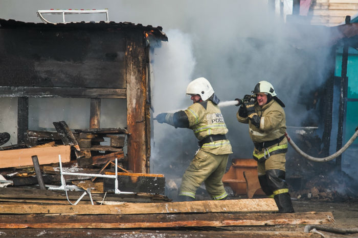Под Астраханью одна сигаретка уничтожила девять хозпостроек, автомобиль, мотоцикл