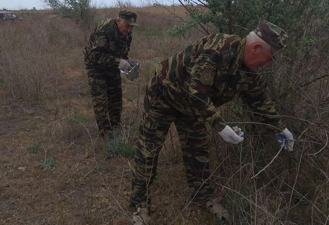 Хитрые приманки для диких животных разбрасывают в астраханских охотничьих угодьях