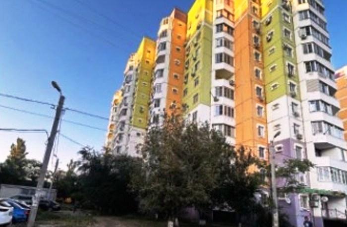 В Астрахани при пожаре в 12-этажном доме пострадала женщина