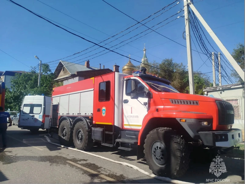 Жилой дом горит в Астрахани на площади 120 квадратных метров