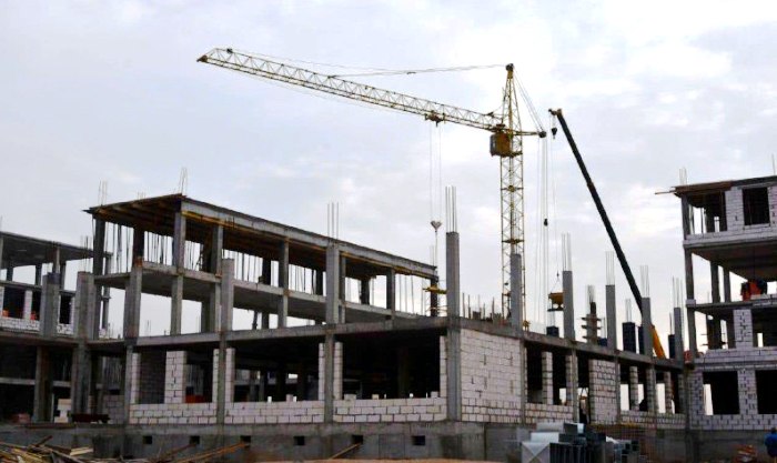 На правобережье Астрахани завершают возведение каркаса четырехэтажной школы