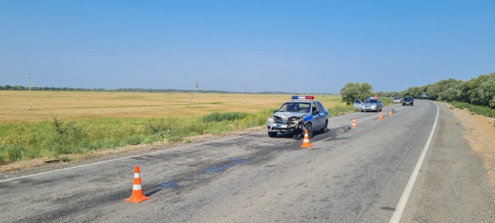Под Астраханью грузовик смял автомобиль полиции