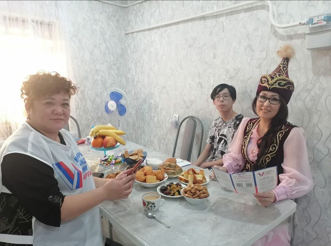 Астраханцы поили обходчиков УИК чаем и пели с ними народные песни