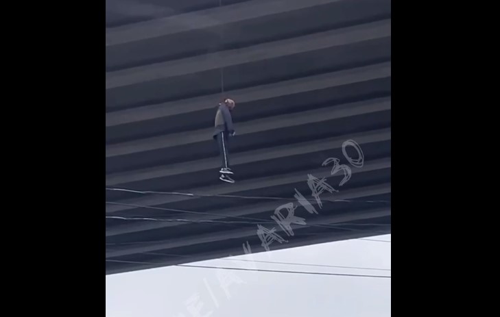 Под Новым мостом в Астрахани повесился манекен