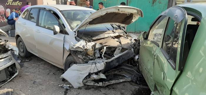 Астраханец на "Ладе" устроил массовую аварию: шестеро пострадавших