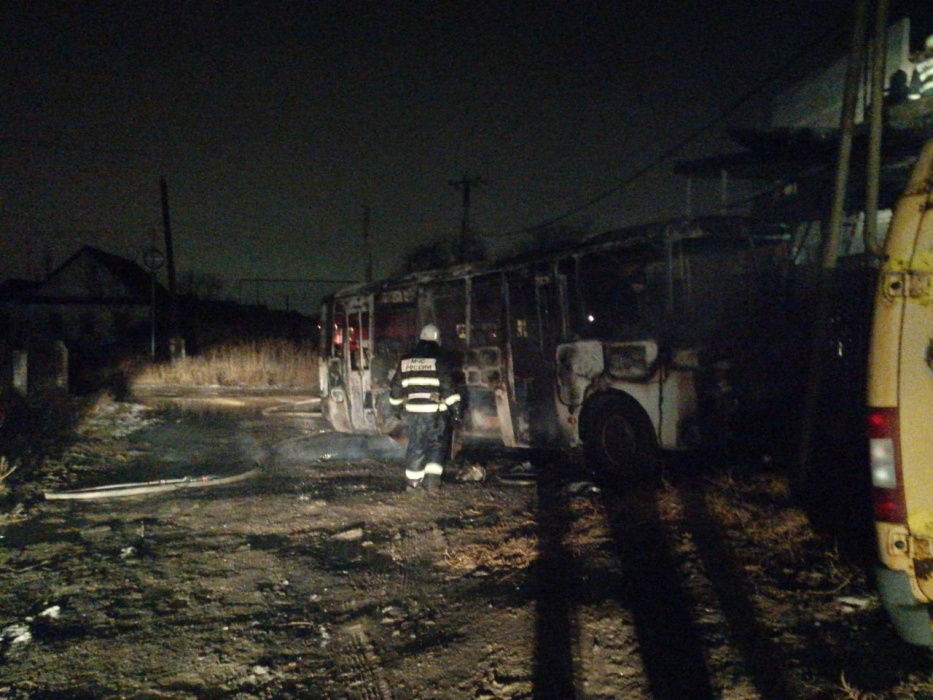 В Астрахани на видео попал сильный утренний пожар в пассажирском автобусе