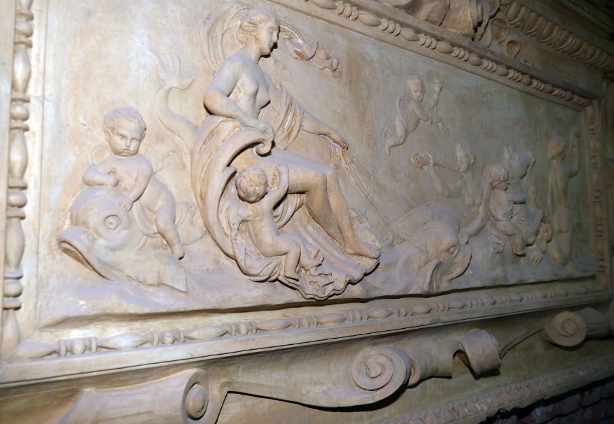 ВТБ: под потолком Дома Радио нашли барельеф — портрет архитекторов здания