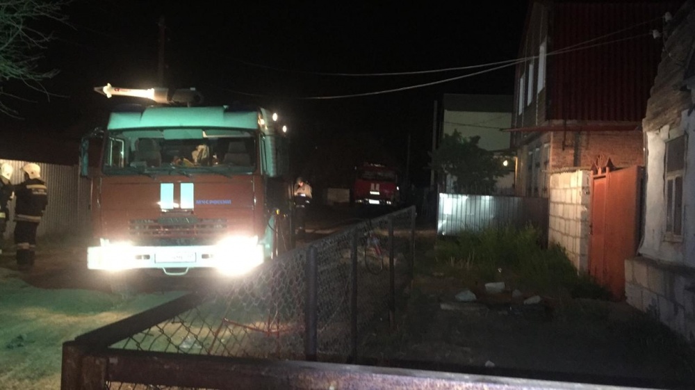 Ночью 18 человек тушили серьезный пожар в Астрахани