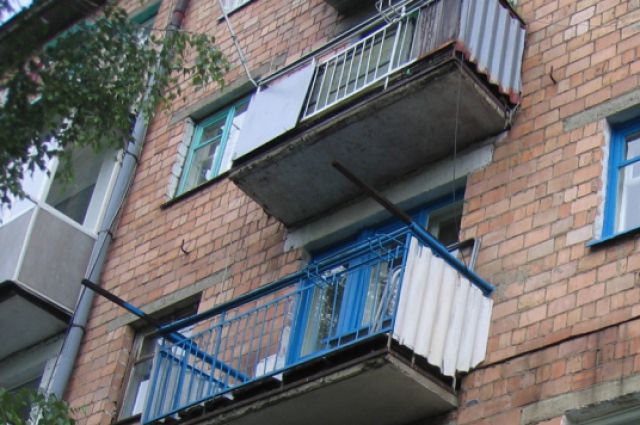 Астраханка разбилась насмерть, упав с балкона пятого этажа