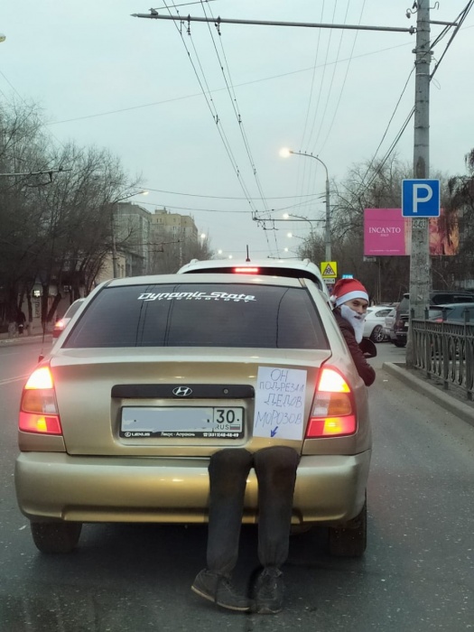 В Астрахани на видео попали "жестокие" Деды Морозы