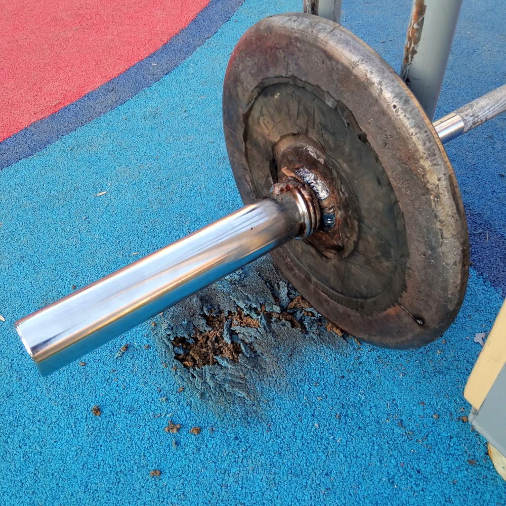 Недавно открытый в Астрахани «Парк знаний» потихоньку превращается в парк разрушений