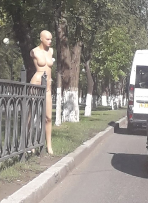 В Астрахани сфотографировали странную обнаженную девушку