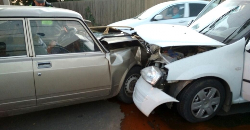 Пять человек, среди которых двое маленьких детей, пострадали в ДТП под Астраханью