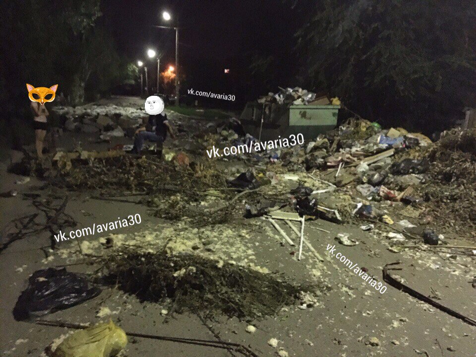 В Астрахани неизвестные выстроили мусорные баррикады