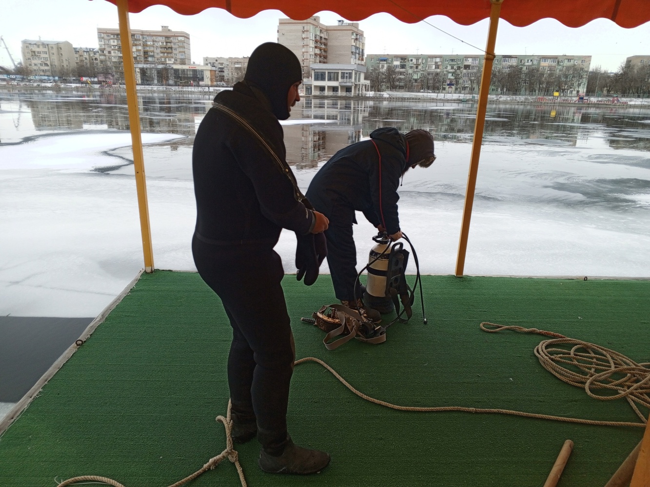 Астраханские спасатели погрузились на дно крещенских купелей