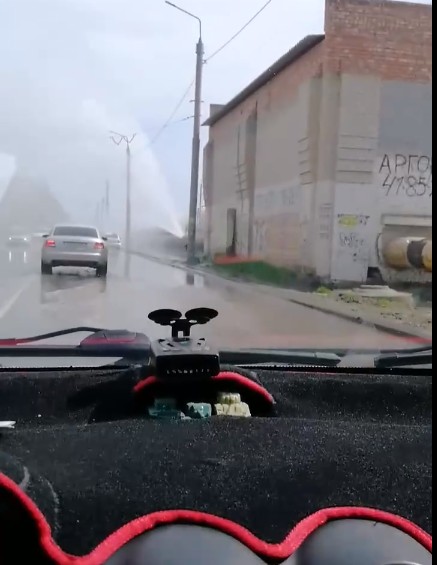 В сеть попали уникальные кадры фонтанирующей Астрахани 