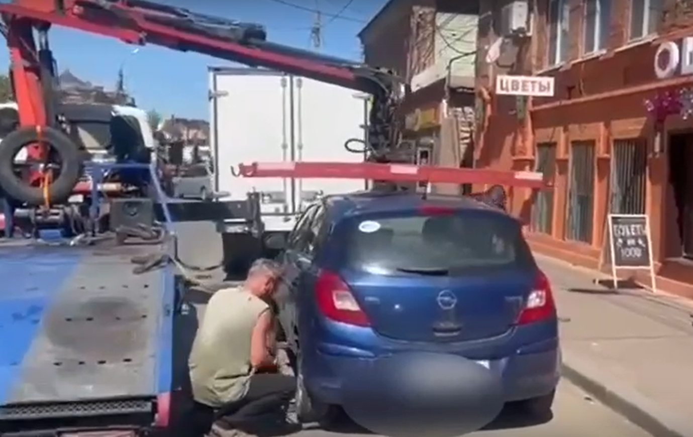 На Больших Исадах в Астрахани ловили незаконных торговцев и эвакуировали машины