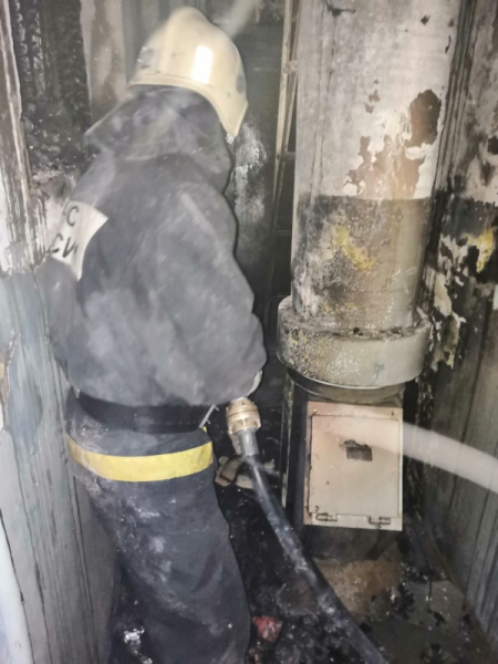 Пожар в подъезде: в Астрахани эвакуировали 20 человек