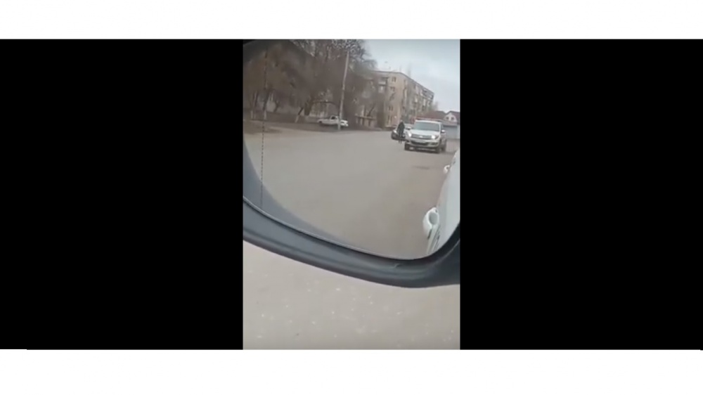 Астраханцы засняли женщину, идущую по дороге прямо навстречу машинам (ВИДЕО)