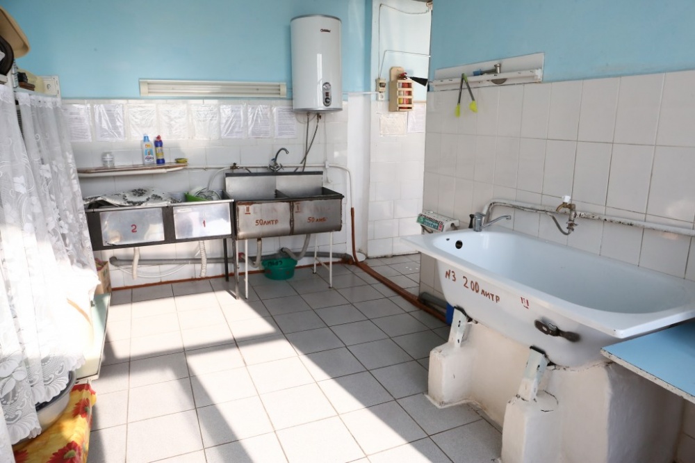 В школах под Астраханью отремонтируют пищеблок, спортплощадку и заменят электропроводку