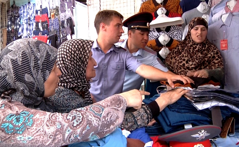 Полиция нашла на Кировском рынке в Астрахани контрафактную одежду