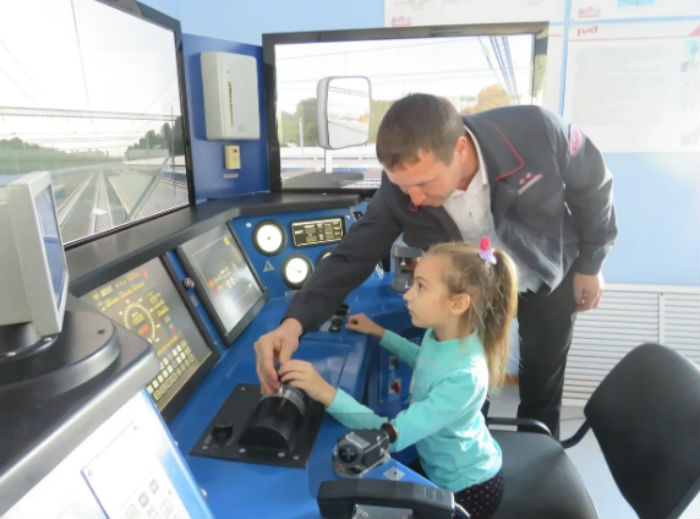 Астраханские школьники попробовали себя в роли машинистов в рамках проекта «Депо профессий»