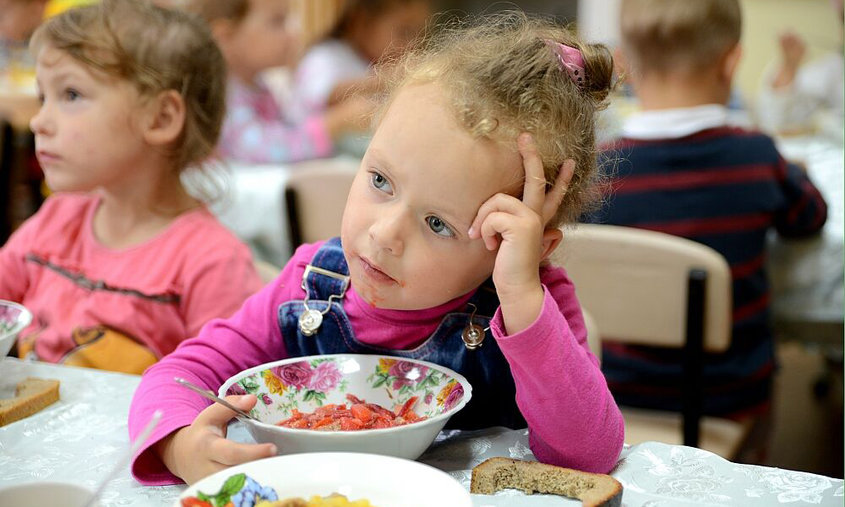 В астраханских детсадах детей кормили сухим молоком и гнилыми овощами 