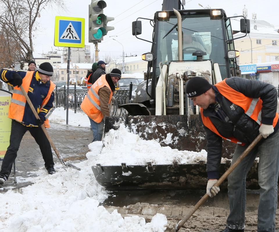 300 дворников и специализированная техника очищают Астрахань от снега 