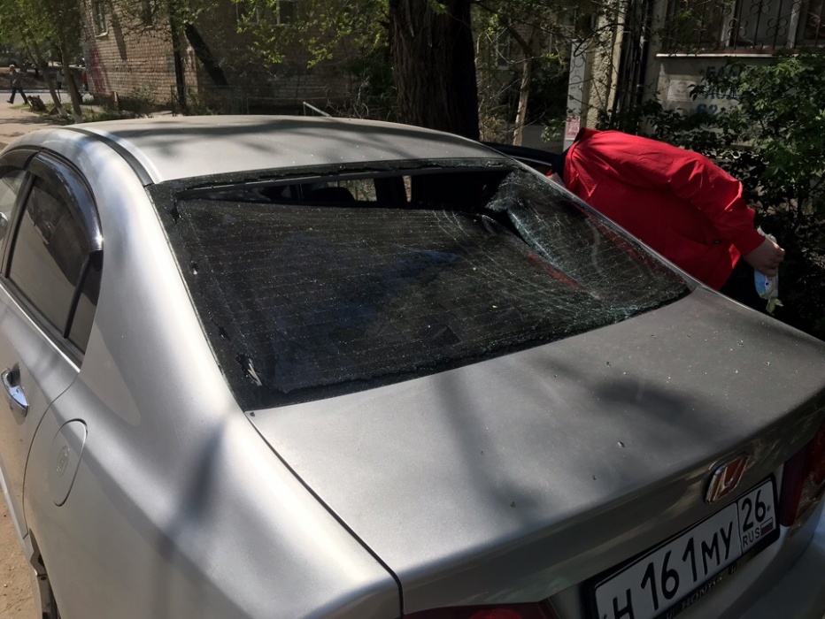 Астраханка просит помочь в поиске извергов, которые ушатали ее иномарку