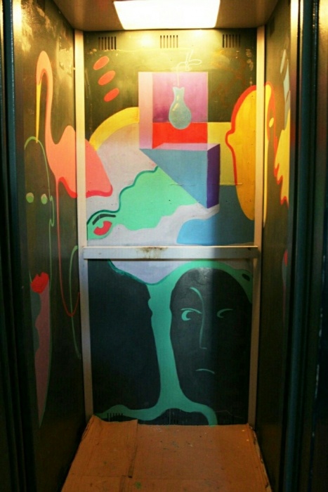 Фото дня: астраханский лифт превратился в галерею