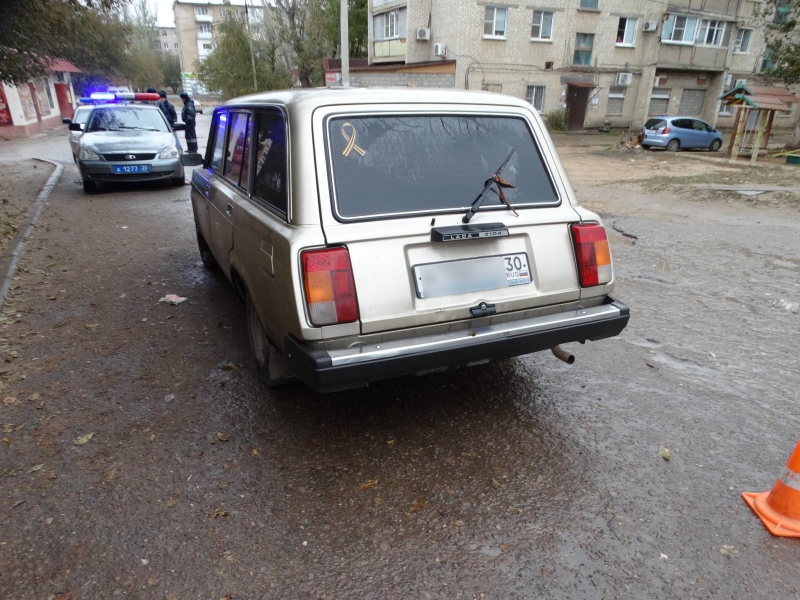В Астрахани автоледи, двигаясь задним ходом, сбила пенсионера
