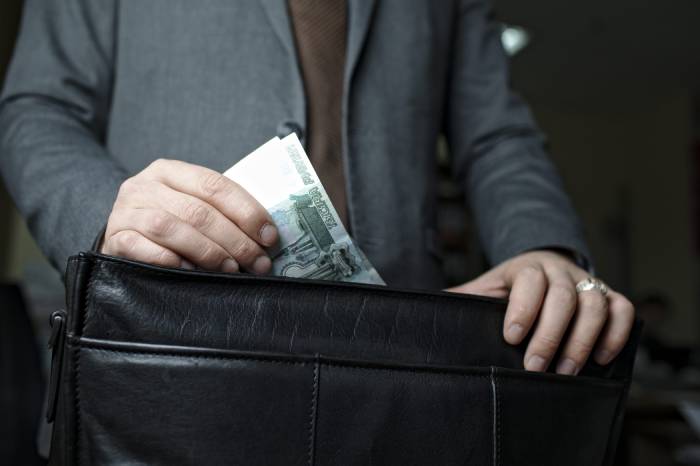 Астраханский юрист обманул клиентов на полтора миллиона рублей