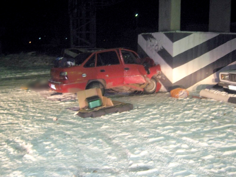 В Астрахани иномарка врезалась в бетонную опору: водитель погиб