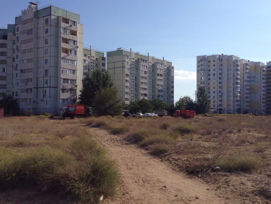 В Астрахани мусоровоз застрял на футбольном поле