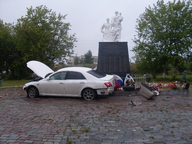 Пьяный астраханец врезался в памятник на братской могиле