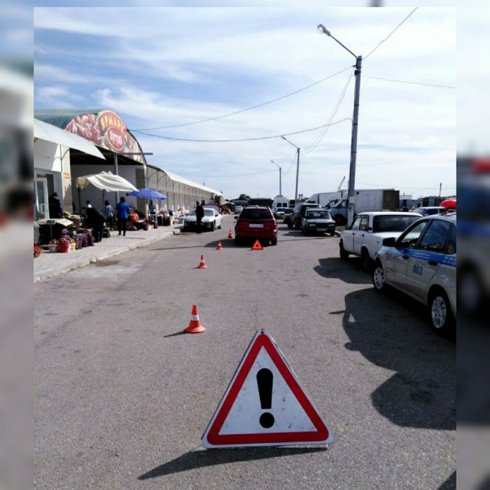 На астраханской ярмарке ребенок выбежал на дорогу прямо под колёса авто: видео